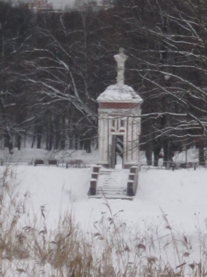 Старинная беседка в парке городском