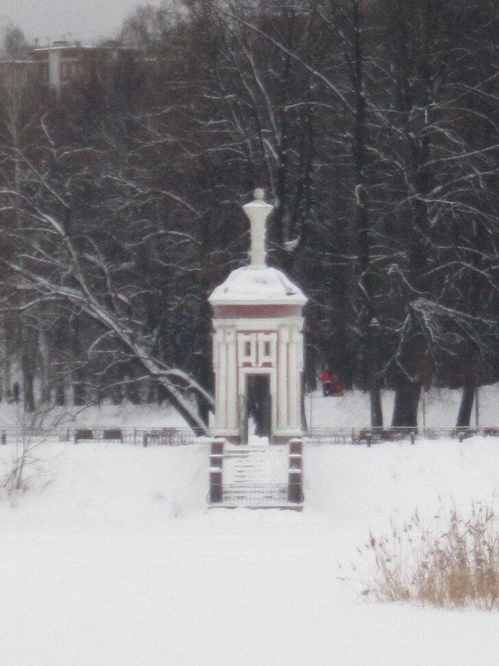 Старинная беседка в парке городском