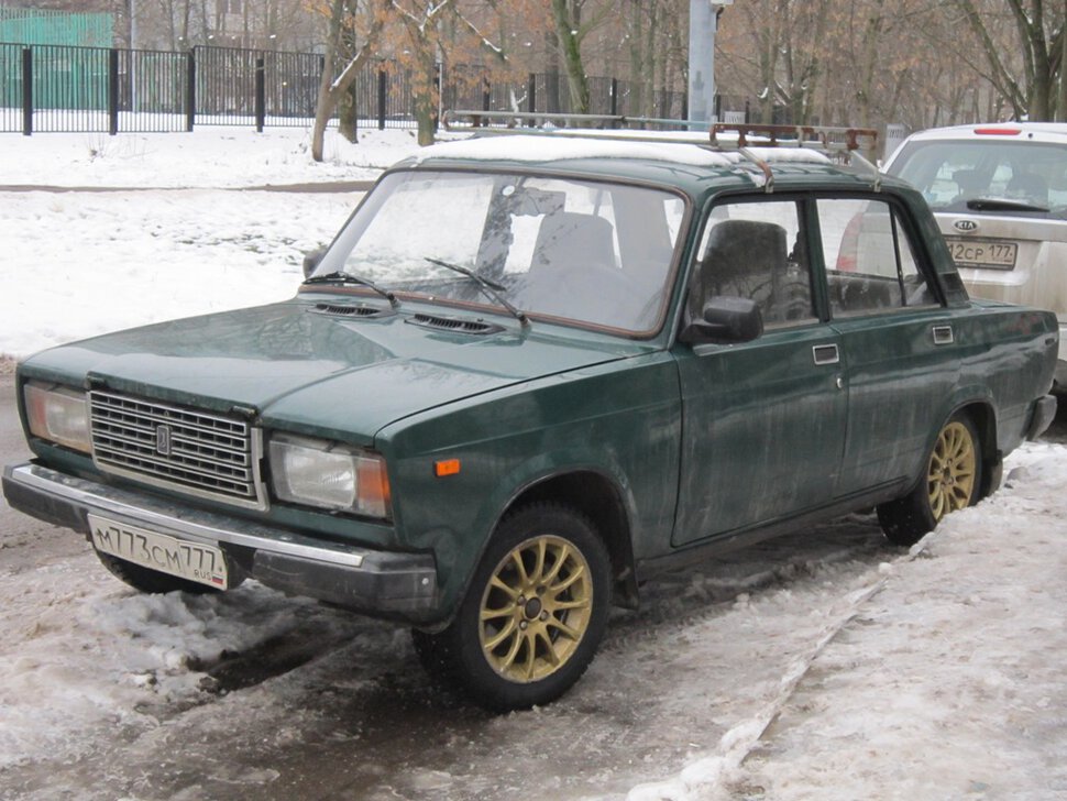 Темно зеленый авто