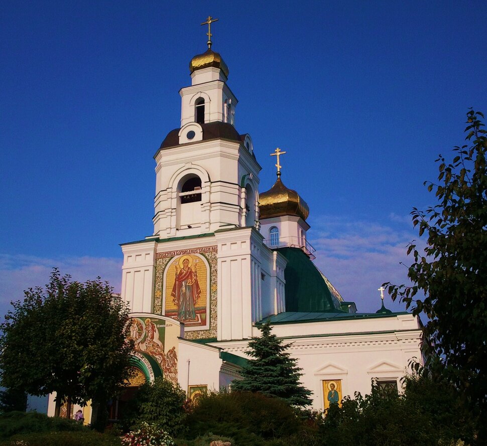 У храма