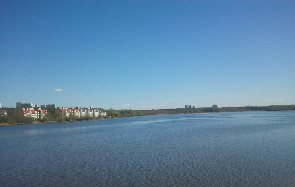 У реки