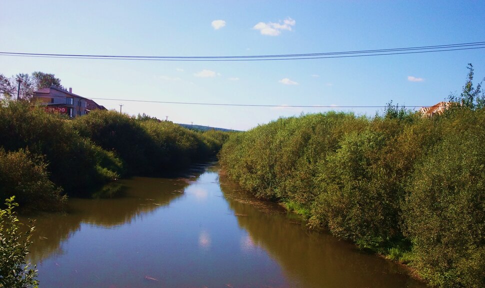 По запрятавшейся речушке