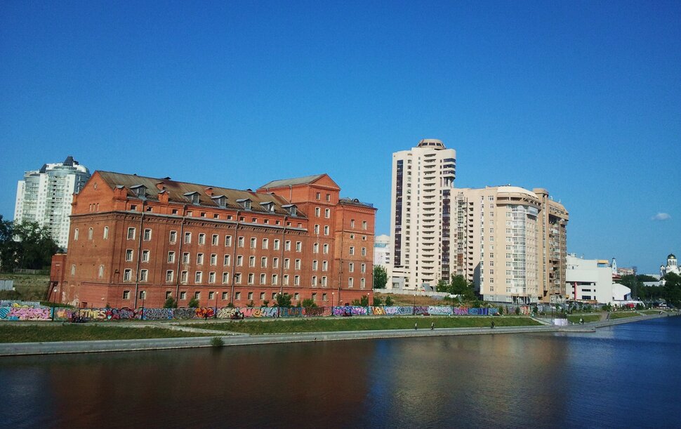 У реки