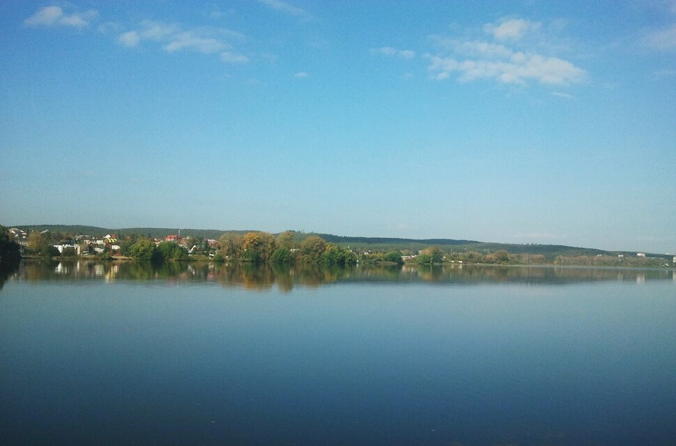 У реки