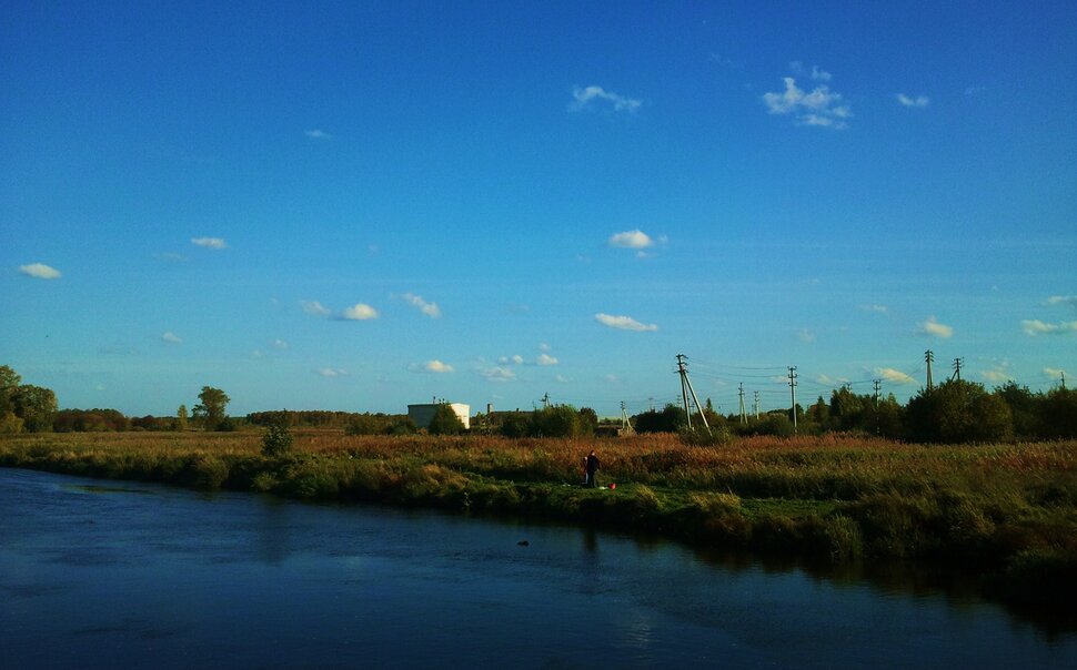 За городом у реки