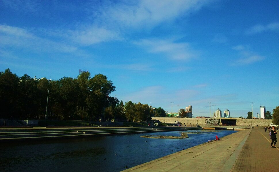 В сквере у реки