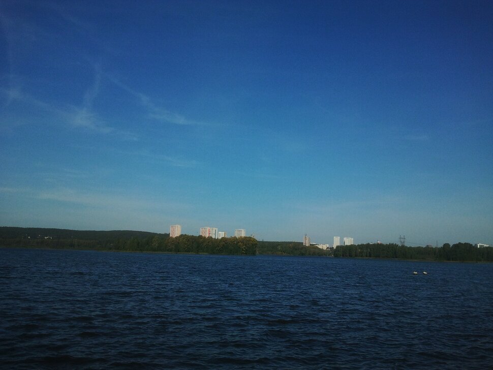 У реки