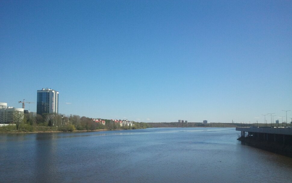 По реке