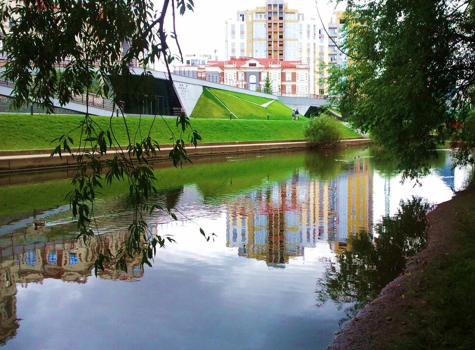 У реки