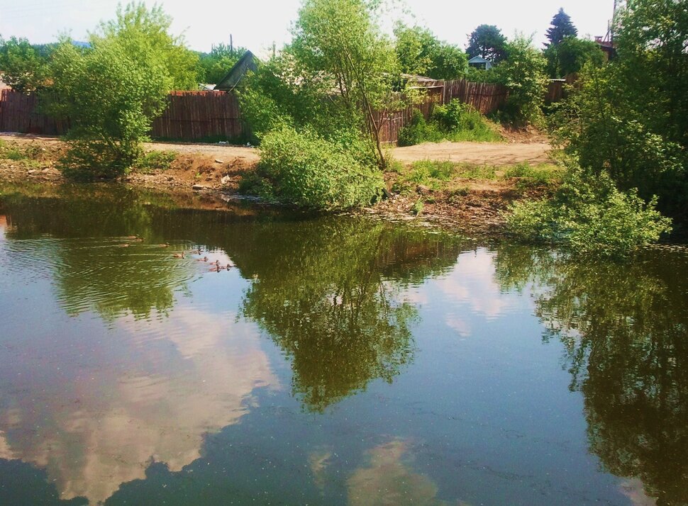 У реки