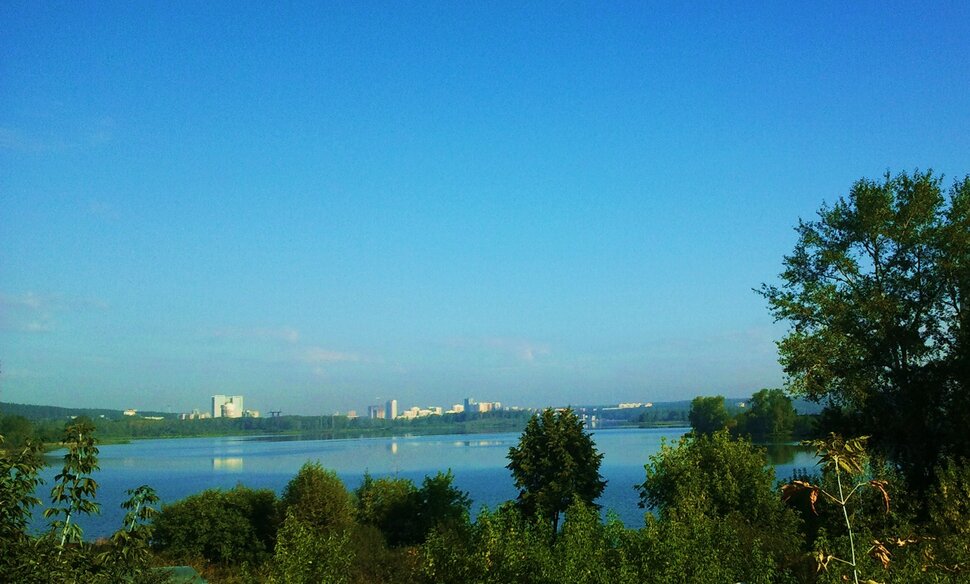 У реки
