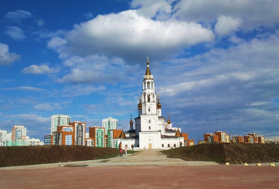 На площади у храма