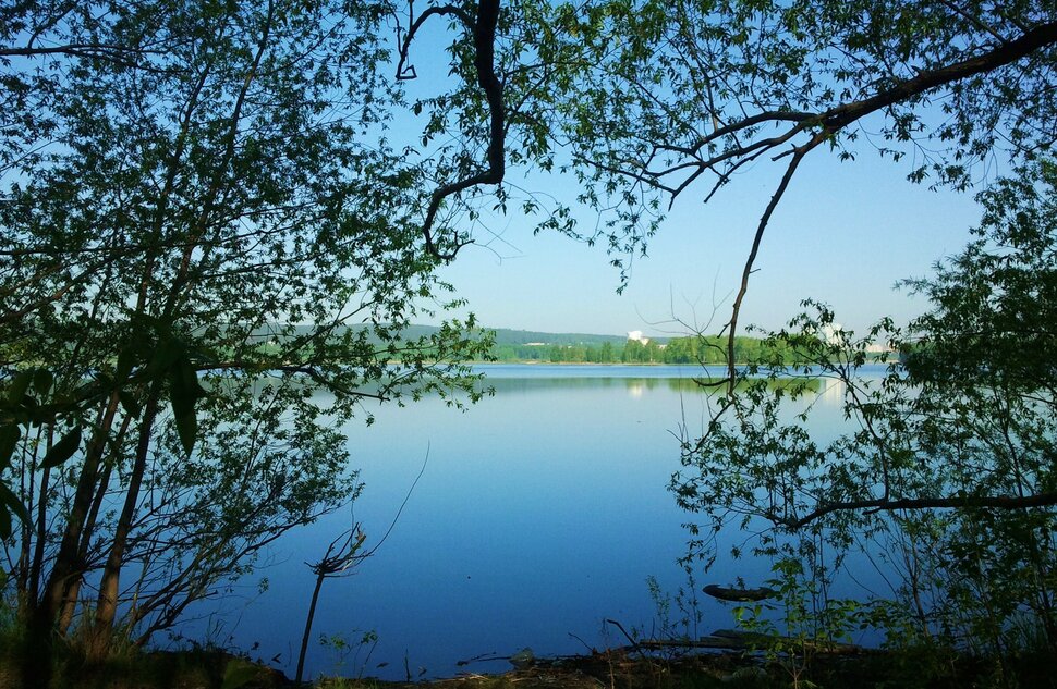 У реки