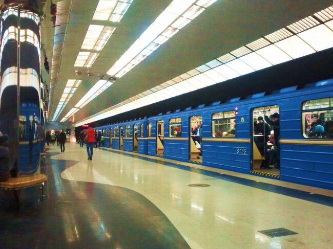 В метро