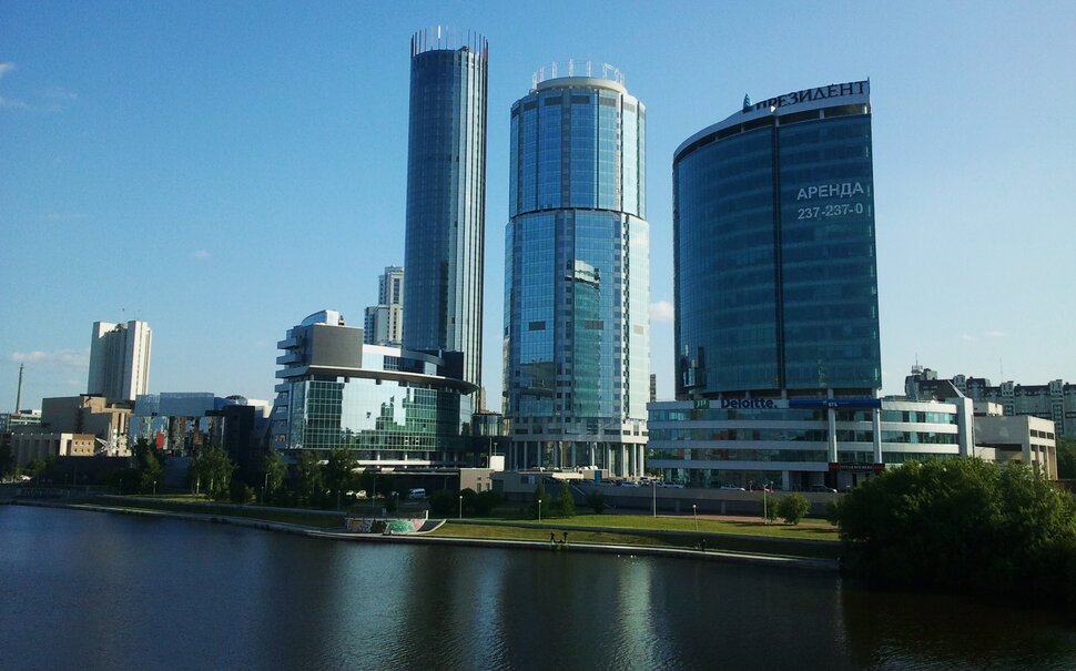 У реки