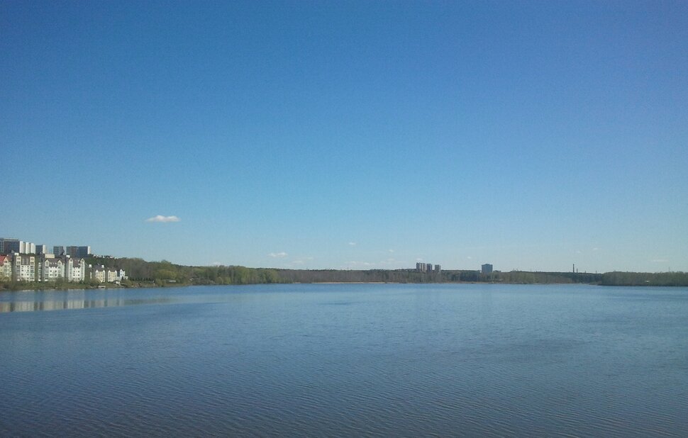 У реки