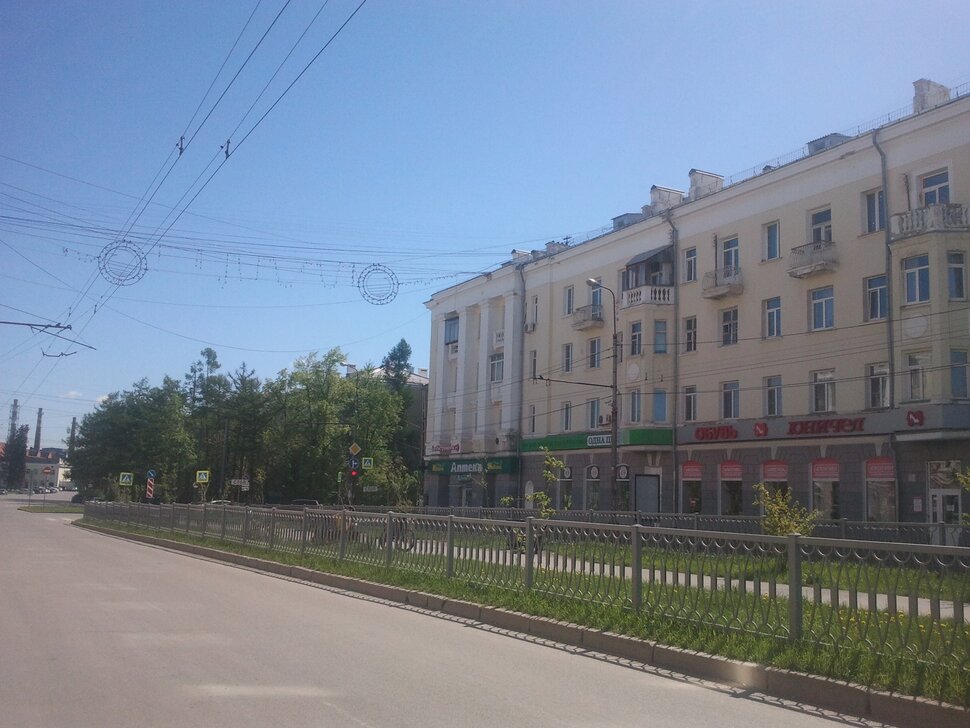 По улочке