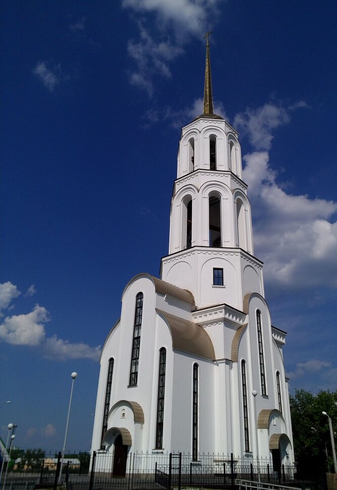 У храма