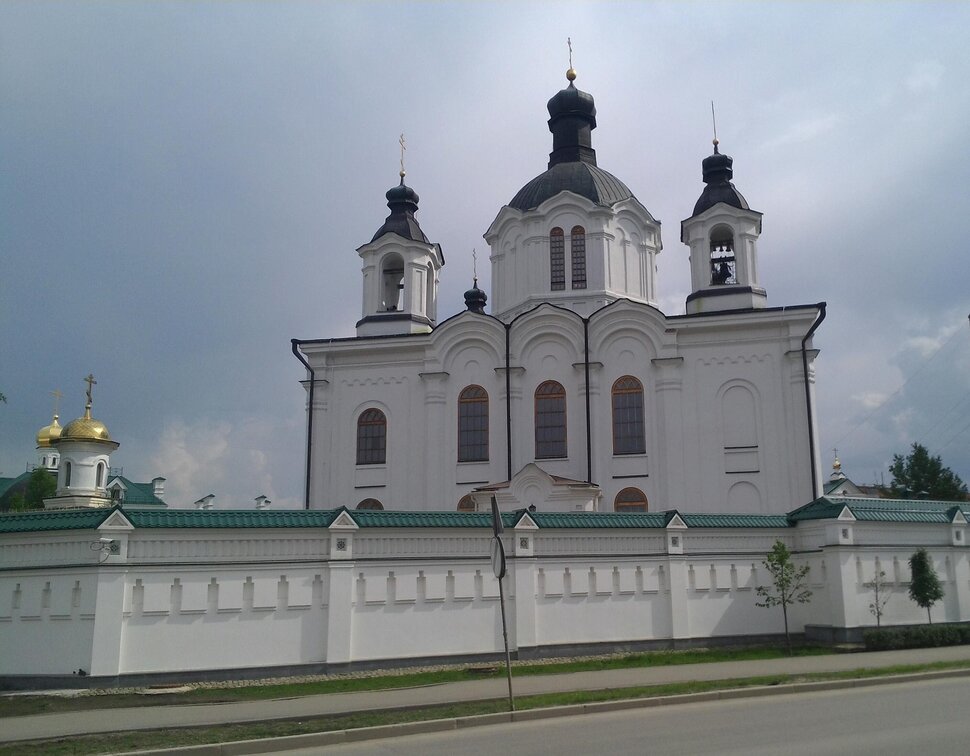 У монастыря