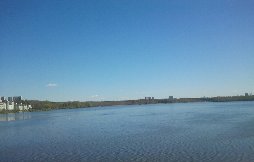 У реки