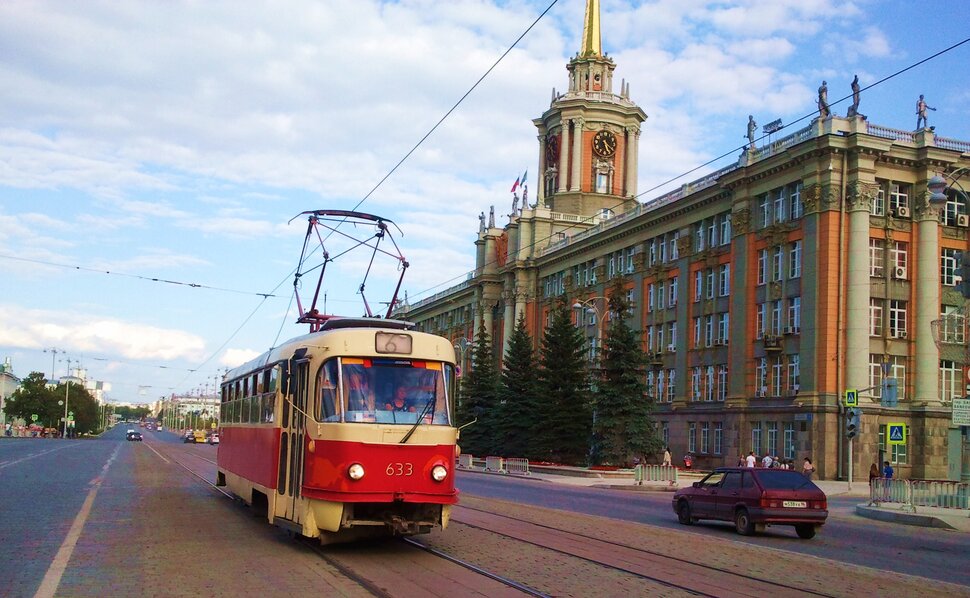 У городской администрации