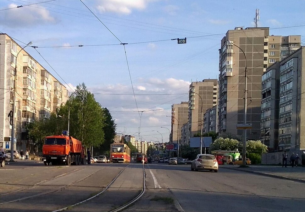 По майской улочке