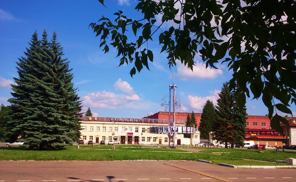 У завода