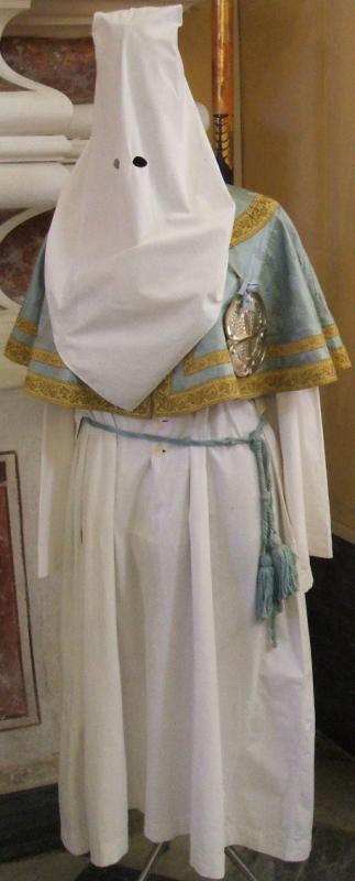 подлинный костюм одного их средневековых монахов (societa Gonfaloni)