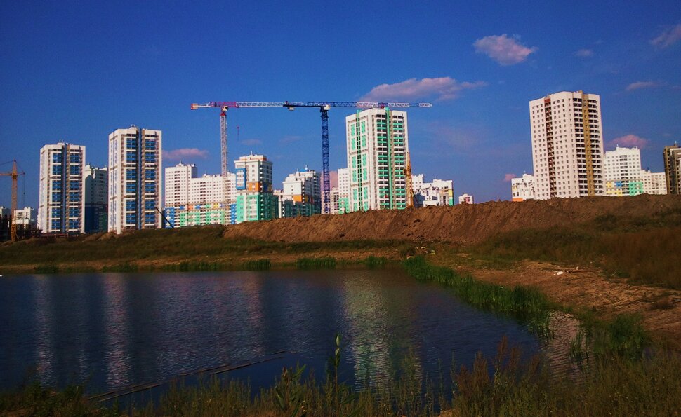 У реки