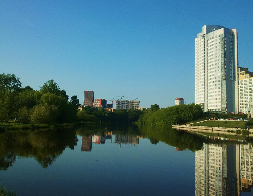 Над водной гладью