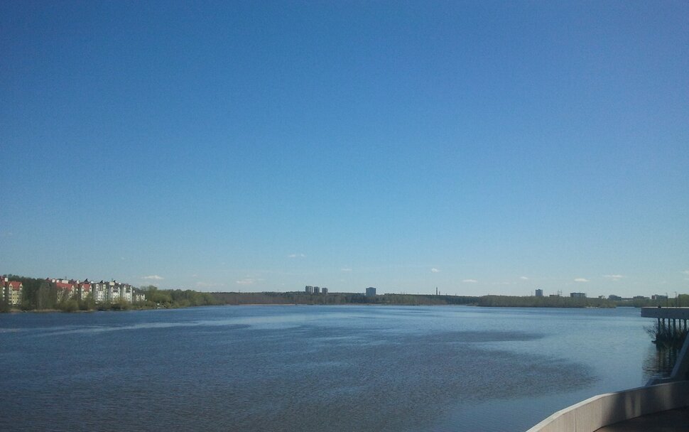 У реки