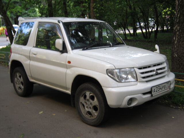 Белый Mitsubishi