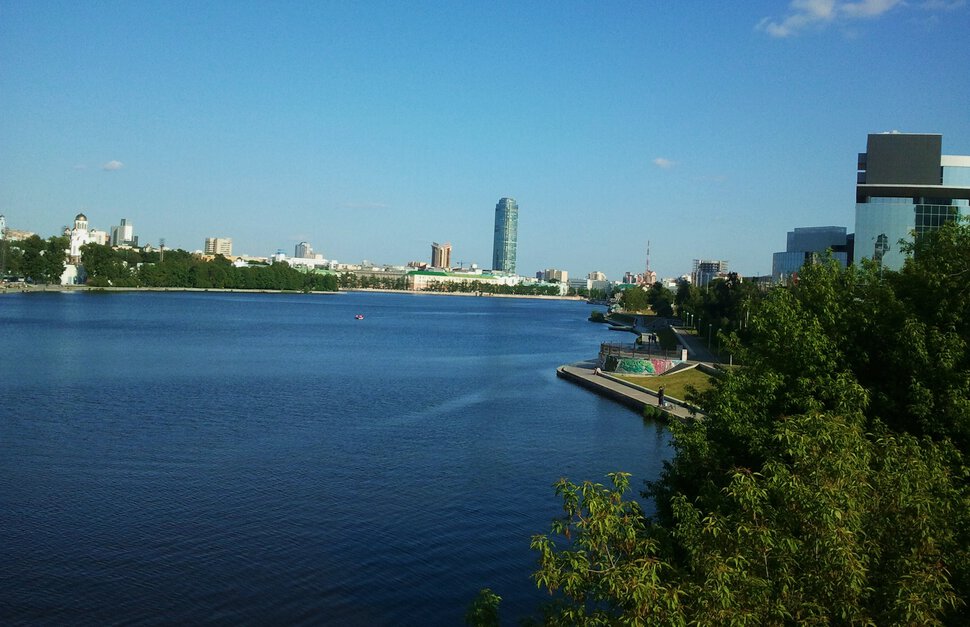 По реке