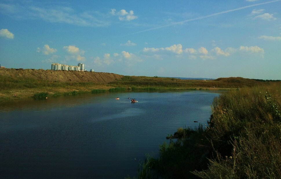 У реки