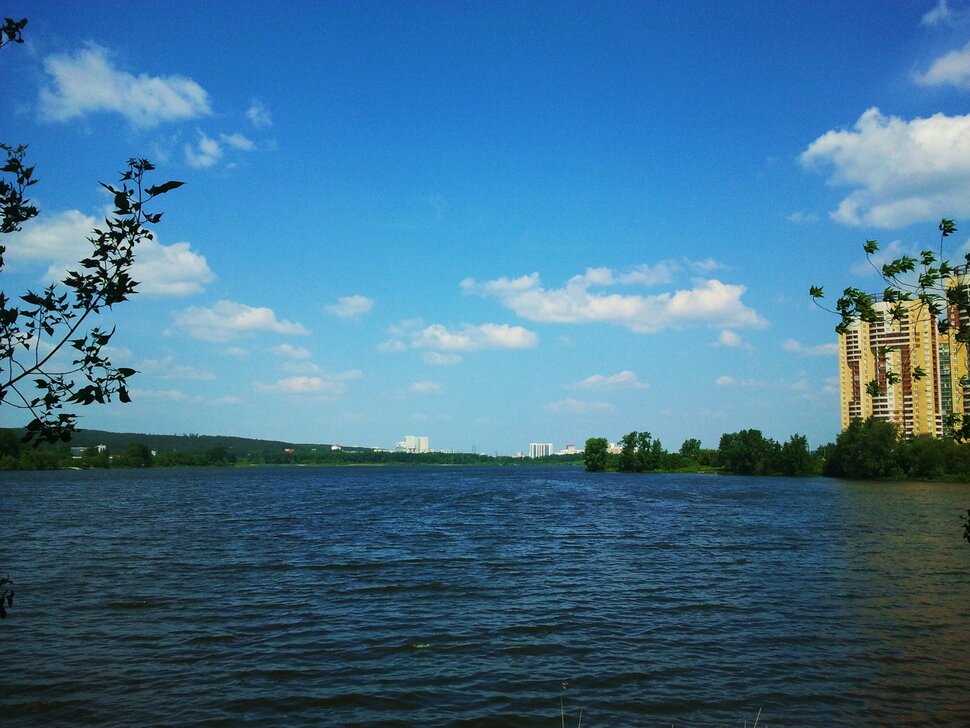 У реки
