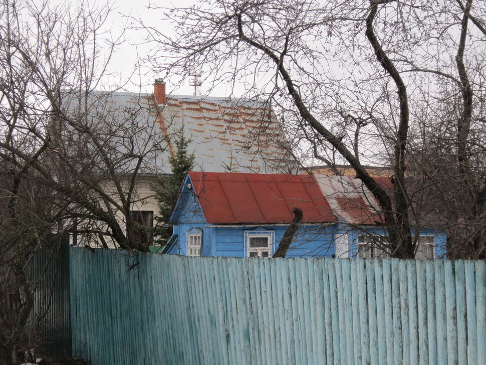 Синий домик с красной крышей