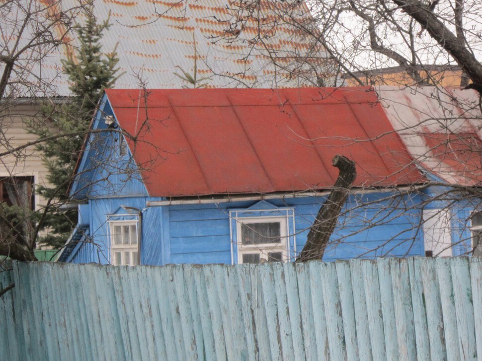 Синий домик с красной крышей