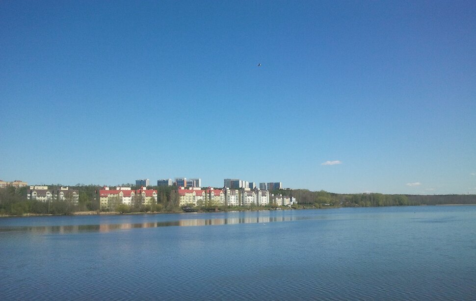 У реки