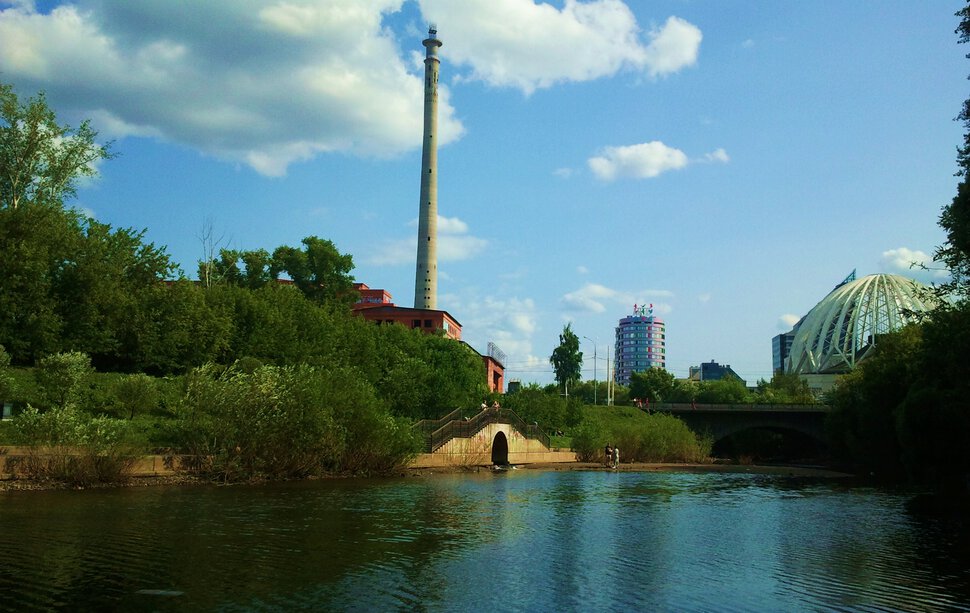 В центре города у реки