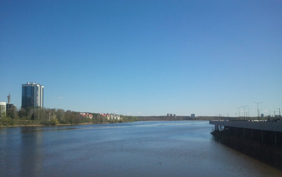 У реки