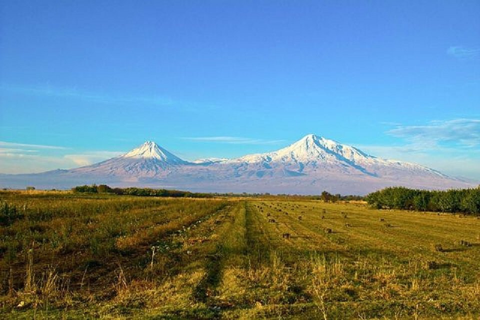 Армения, гора Арарат от Араратской долины
