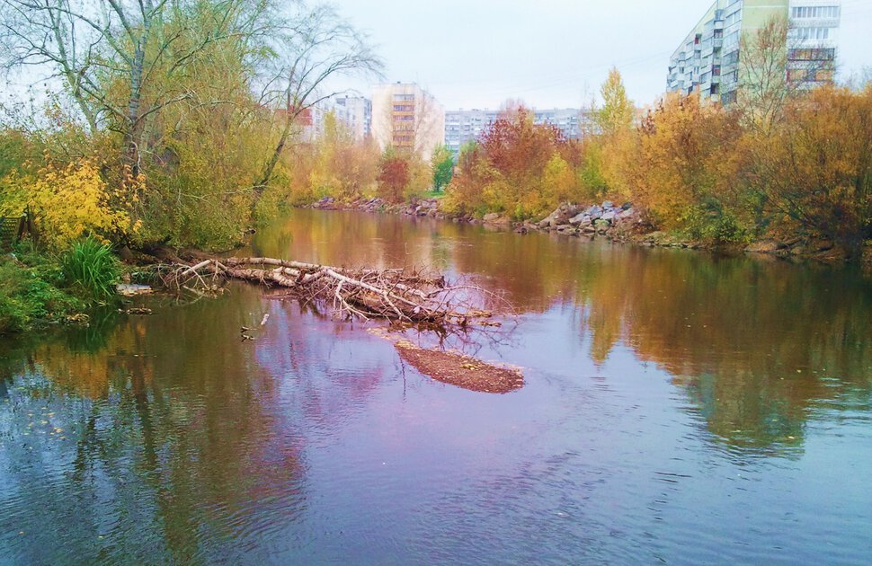 В октябре по реке