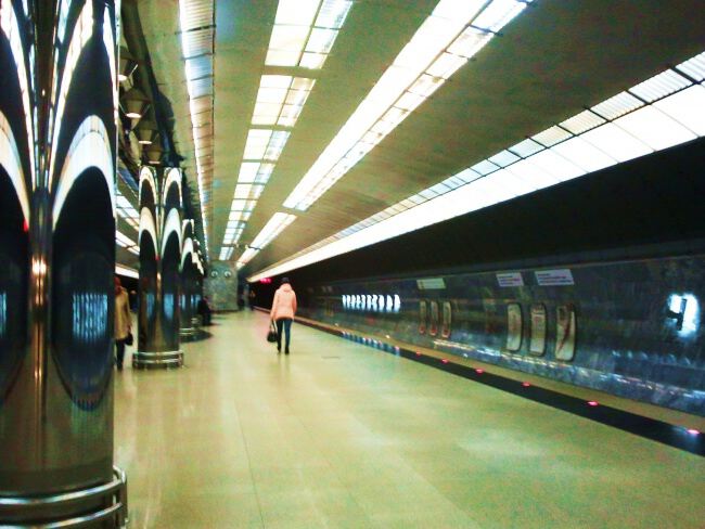 В метро