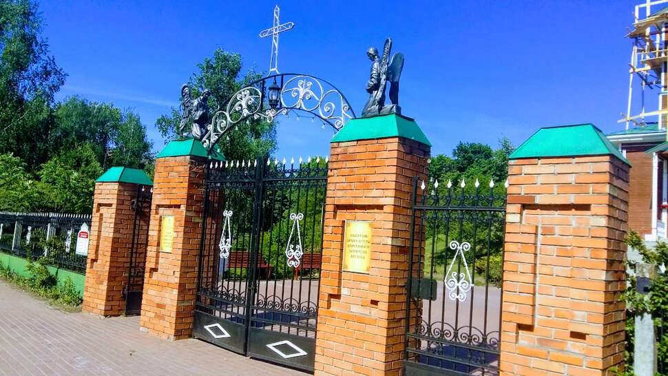 Вход в храм Архангела Михаила