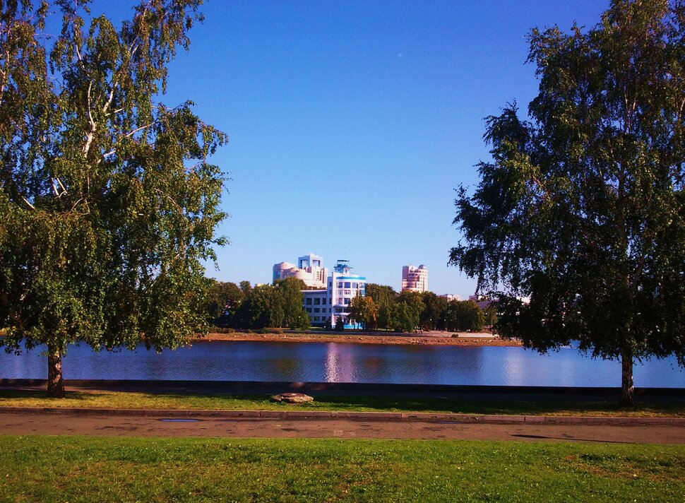 У реки
