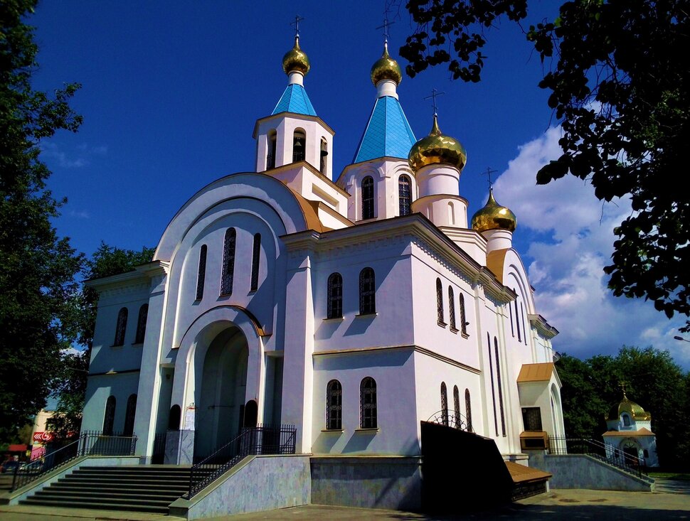 У храма
