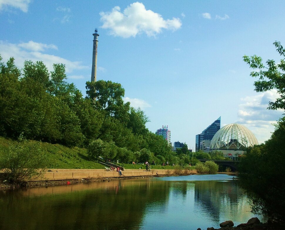 У реки