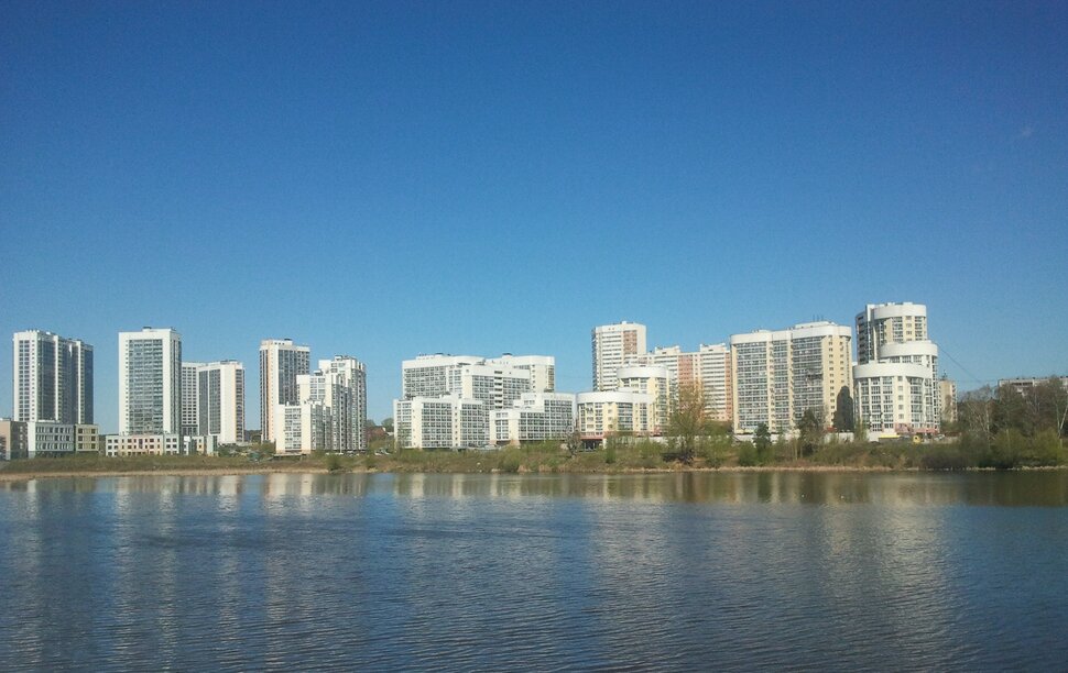 У реки