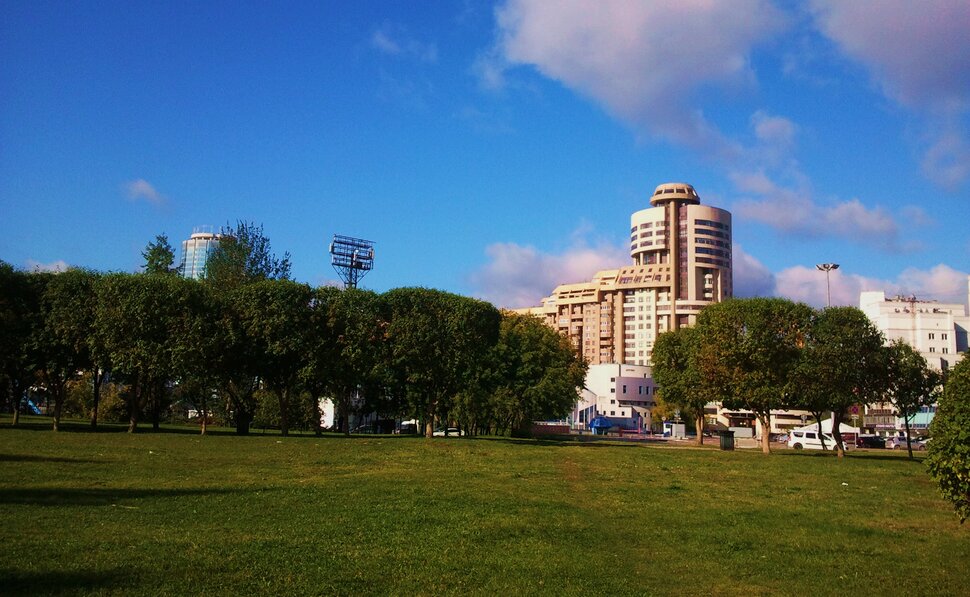 На городской лужайке в сентябре