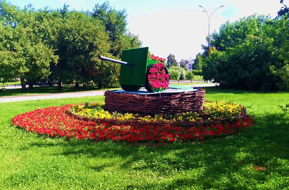 У клумбочки